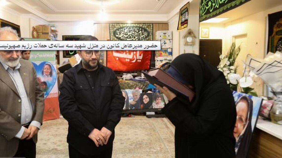 حامد علامتی به دیدار خانواده شهید خردسال «زهرا برزگر» رفت