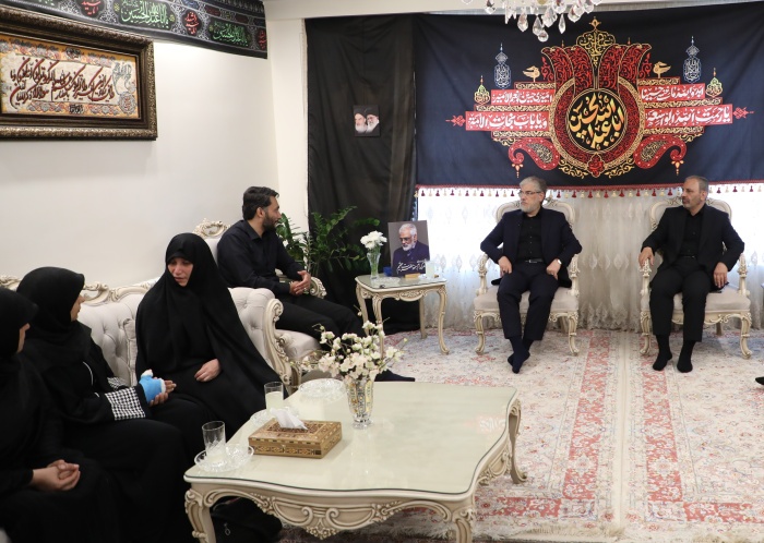 دیدار وزیر علوم با خانواده استاد شهید دکتر طهرانچی دیدار وزیر علوم با خانواده استاد شهید دکتر طهرانچی