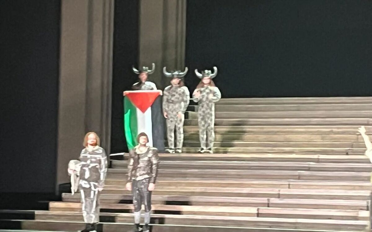 اهتزاز پرچم فلسطین در تالار اُپرای انگلیس