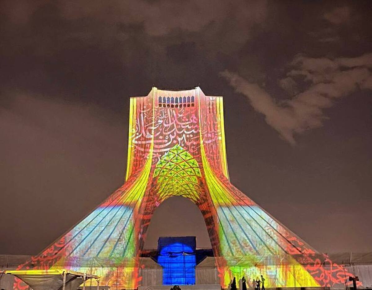 اجرای «برج نگاره تجسمی عاشورایی» بر پیکره برج آزادی تهران