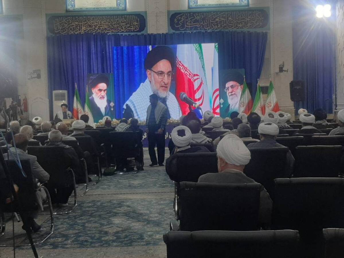 پرچم ایران اسلامی در کنار پرچم اباعبدالله (ع) در سردر هیاتهای مذهبی نصب شود