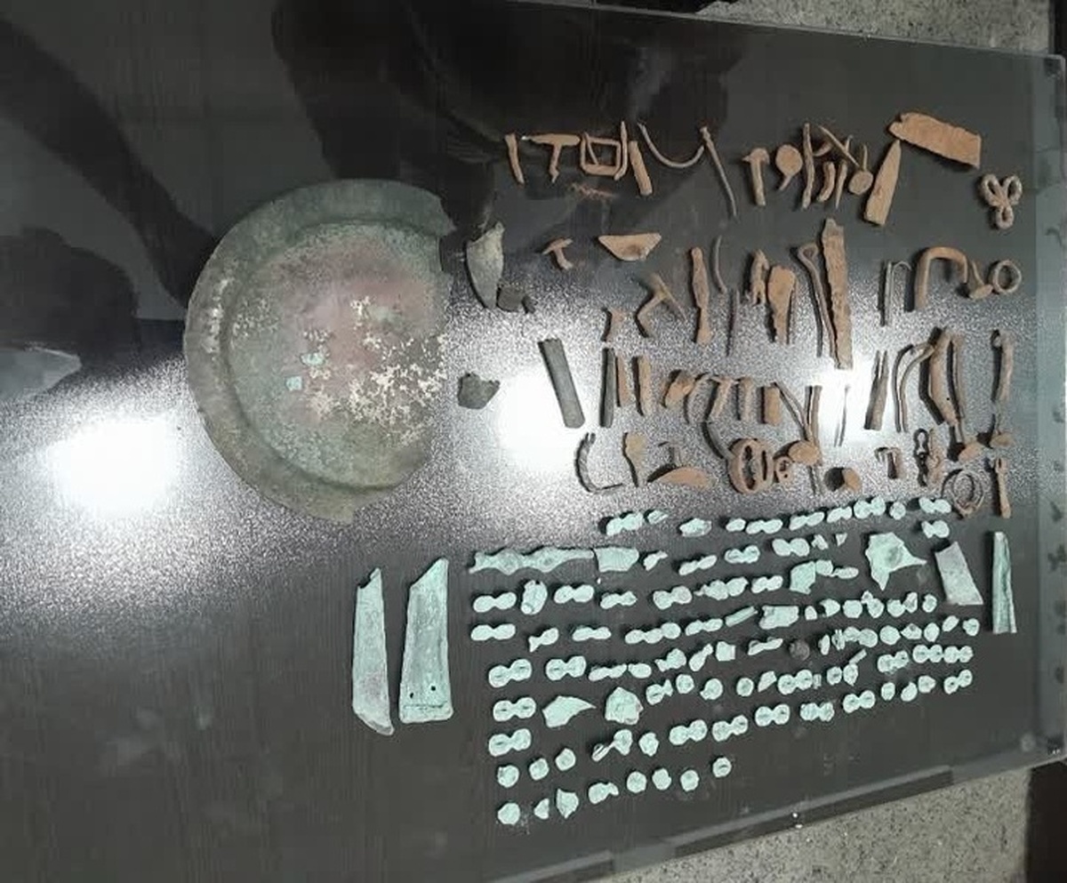 کشف ۲۸ قطعه اشیای تاریخی سه‌هزارساله در خرمدره  قاچاقچیان آثار فرهنگی به دام افتادند