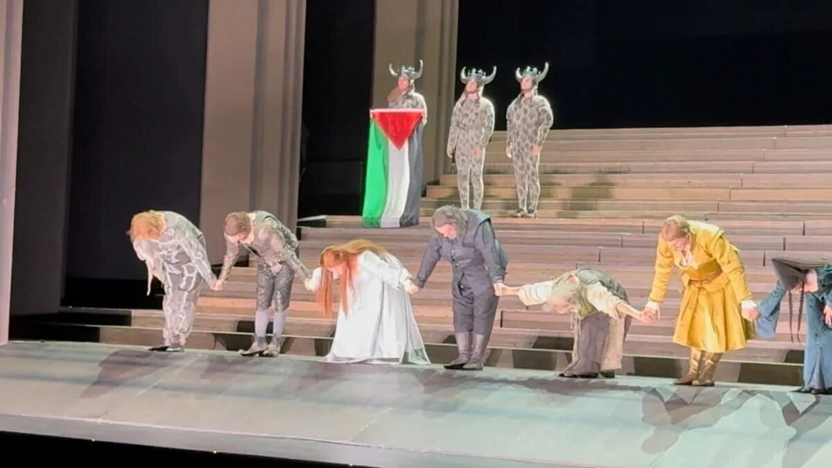 اهتزاز پرچم فلسطین در خانه اپرای سلطنتی لندن جنجال به پا کرد