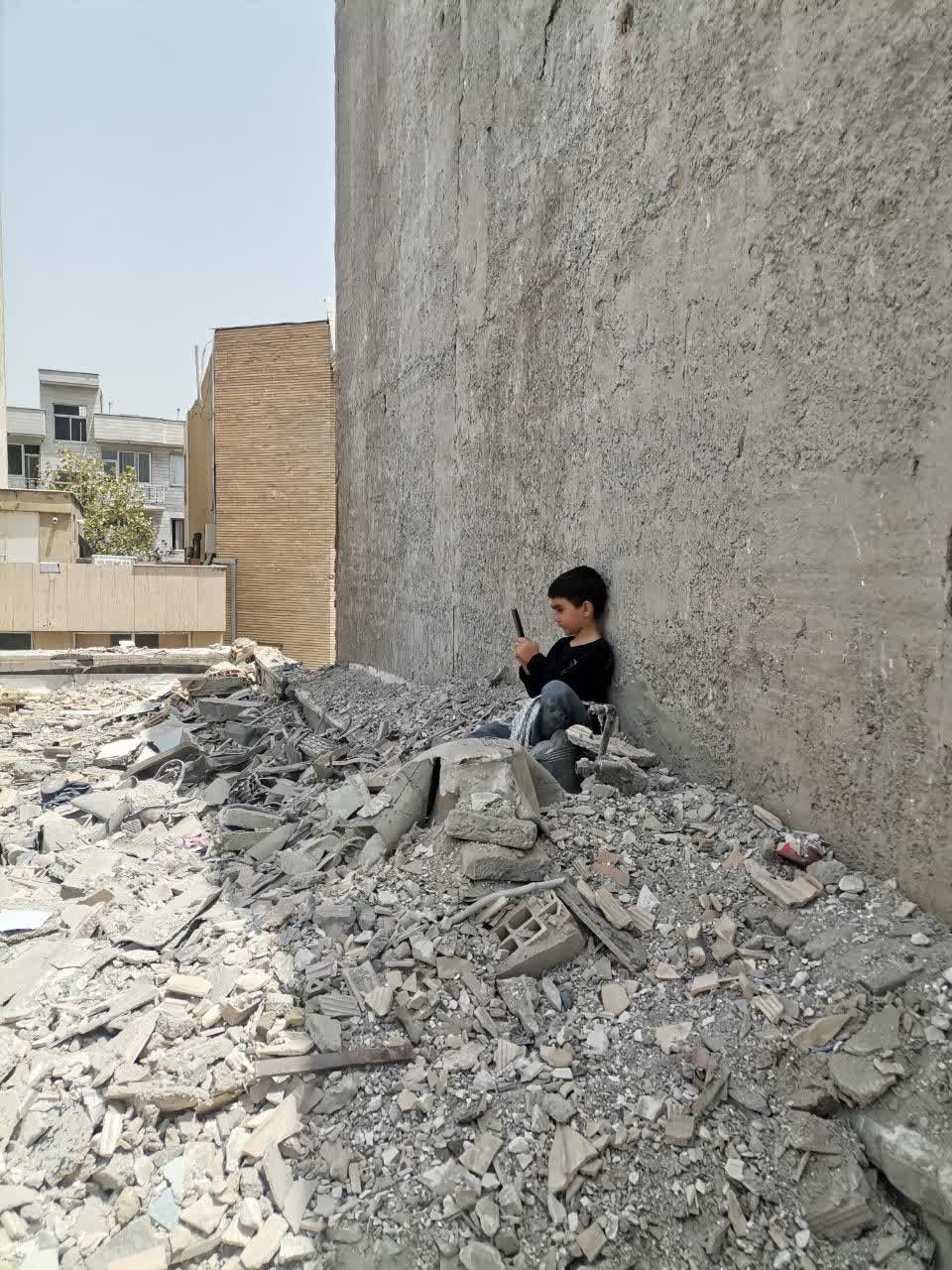 روایت یک حضور بیادعا در قلب تهران موشک خورده/ از منبر تا معبر آوار؛ روایت طلابی که در تهران رویت شدند/ جایی که موشک افتاد «ایمان» سبز شد روایت یک حضور بیادعا در قلب تهران موشک خورده/ از منبر تا معبر آوار؛ روایت طلابی که در تهران رویت شدند/ جایی که موشک افتاد «ایمان» سبز شد