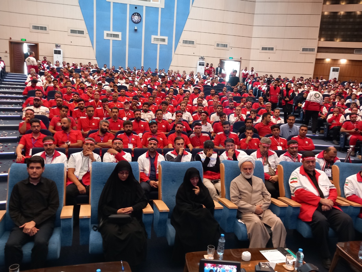 تجلیل از رشادتهای امدادگران ؛ دفاع از مظلوم، مأموریت اصلی هلالاحمر است + عکس
