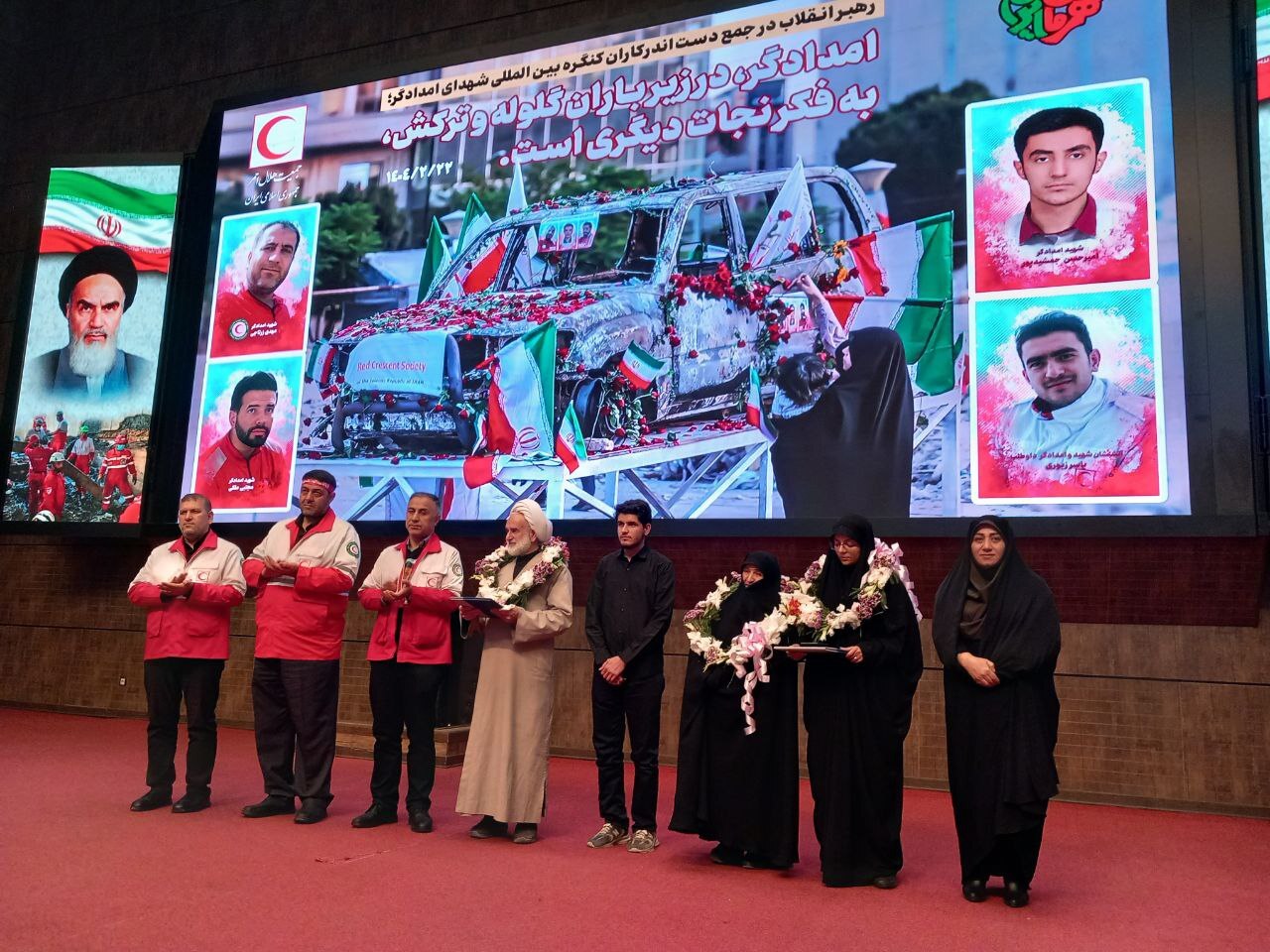 تجلیل از رشادتهای امدادگران ؛ دفاع از مظلوم، مأموریت اصلی هلالاحمر است تجلیل از رشادتهای امدادگران ؛ دفاع از مظلوم، مأموریت اصلی هلالاحمر است