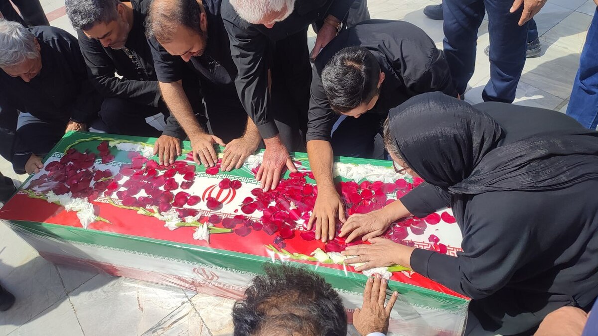 پیکر مطهر شهید دکتر عبدالحمید مینوچهر، دانشمند برجسته هستهای دانشگاه شهید بهشتی تشییع شد