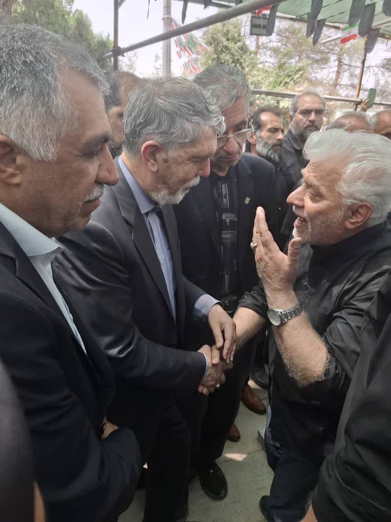 حضور وزیر فرهنگ در میان خانوادههای شهدای تجاوز رژیم صهیونیستی به خاک پاک ایران در بهشت زهرا (س) تهران حضور وزیر فرهنگ در میان خانوادههای شهدای تجاوز رژیم صهیونیستی به خاک پاک ایران در بهشت زهرا (س) تهران