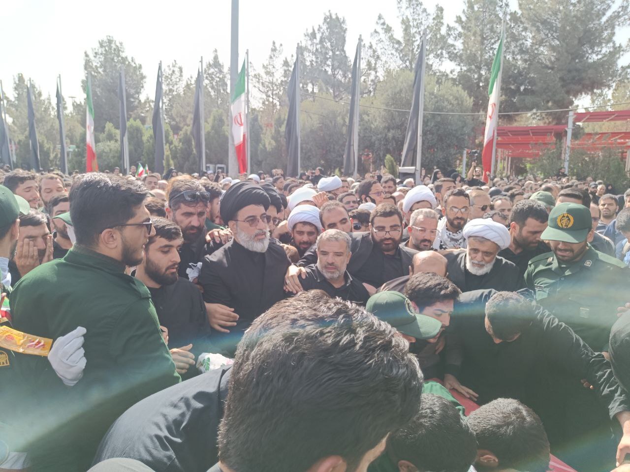 قطعه ۵۰ بهشت زهرا در تدارک پذیرایی از میهمان عزیز؛ سرلشکر حاجی&zwnj;زاده در کنار شهدای مدافع حرم آرام می&zwnj;گیرد