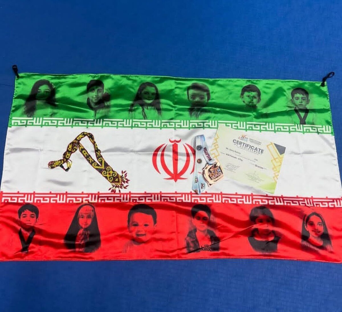 اقدام شجاعانه نایبقهرمان پارالمپیک برافراشتن پرچمی منقش به تصاویر فرزندان ایران+عکس