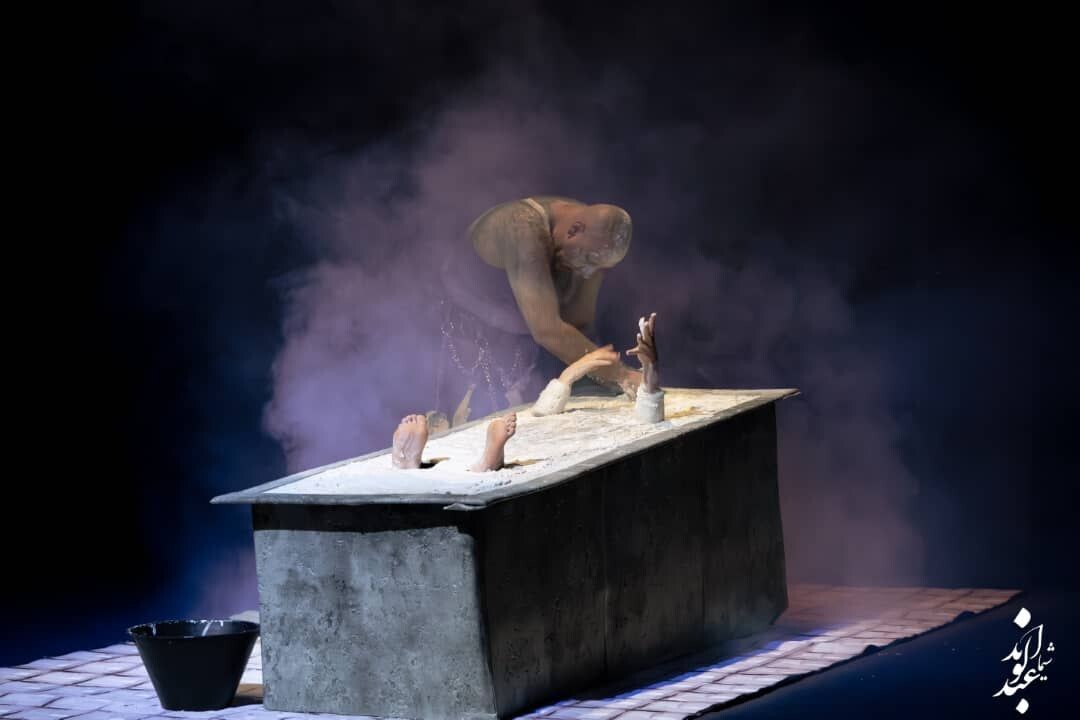 «۲۱» روایتی هولناک از واقعیت جامعه؛ از تجربه شخصی تا رئالیسم جادویی؛ پشت صحنه خلق نمایشی متفاوت «۲۱» روایتی هولناک از واقعیت جامعه؛ از تجربه شخصی تا رئالیسم جادویی؛ پشت صحنه خلق نمایشی متفاوت