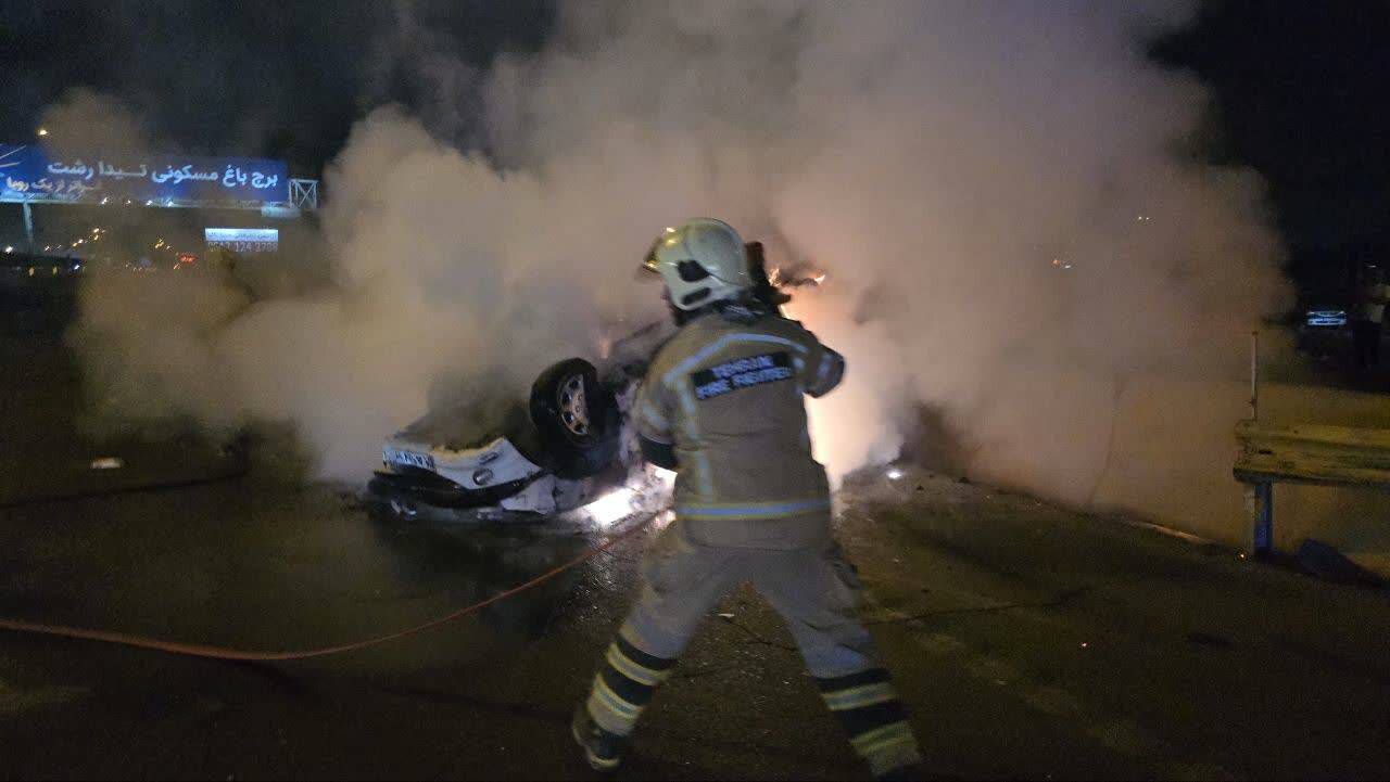 آتشسوزی مرگبار در بزرگراه تهران–قم منجر به فوت راننده در خودرو شد آتشسوزی مرگبار در بزرگراه تهران–قم منجر به فوت راننده در خودرو شد