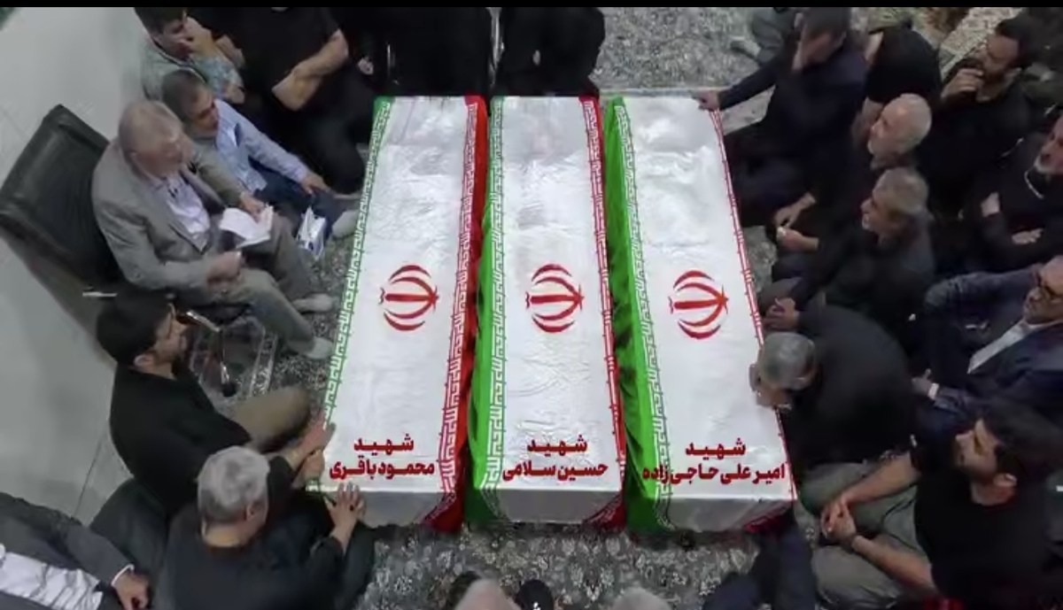 مداحی حاج منصور ارضی در جوار پیکرهای مطهر سرداران شهید اقتدار+ فیلم