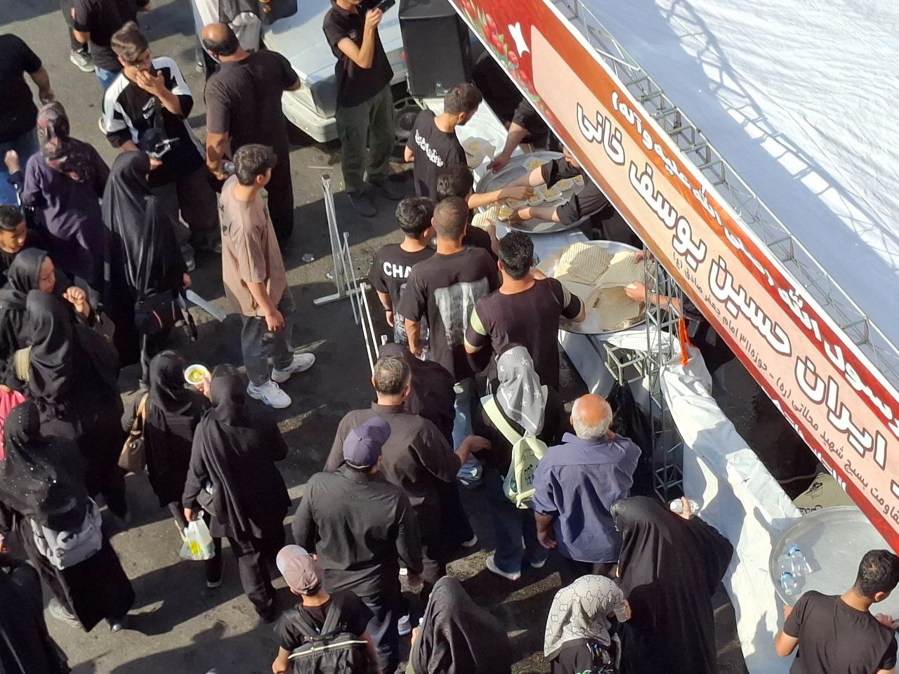 فریاد «لبیک یا حسین» در پایتخت؛ جاماندگان اربعین، پیام وفاداری سر دادند فریاد «لبیک یا حسین» در پایتخت؛ جاماندگان اربعین، پیام وفاداری سر دادند