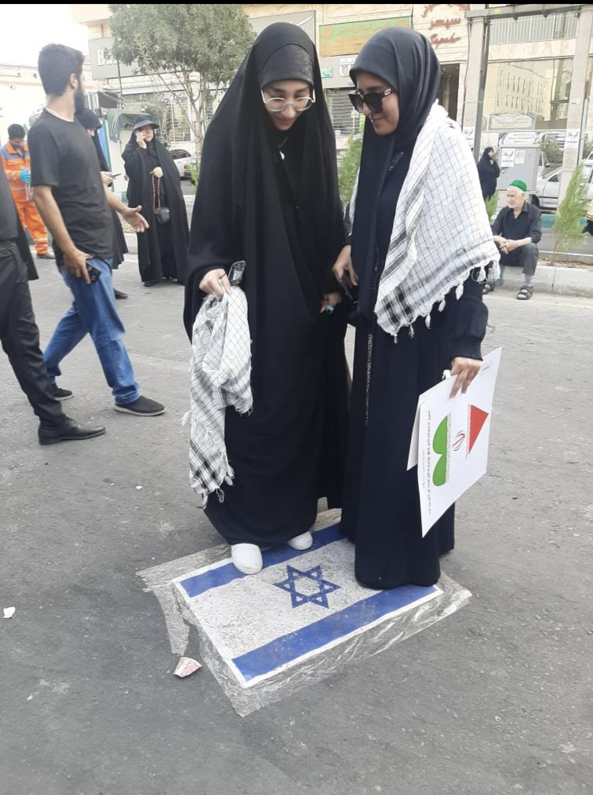 فریاد «لبیک یا حسین» در پایتخت؛ جاماندگان اربعین، پیام وفاداری سر دادند فریاد «لبیک یا حسین» در پایتخت؛ جاماندگان اربعین، پیام وفاداری سر دادند