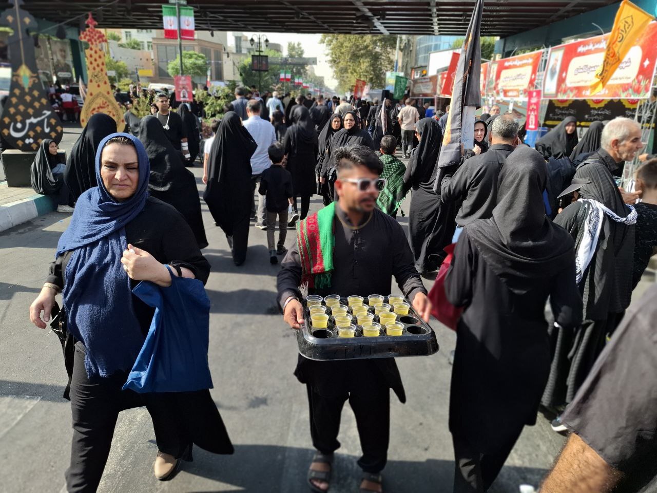 فریاد «لبیک یا حسین» در پایتخت؛ جاماندگان اربعین، پیام وفاداری سر دادند فریاد «لبیک یا حسین» در پایتخت؛ جاماندگان اربعین، پیام وفاداری سر دادند