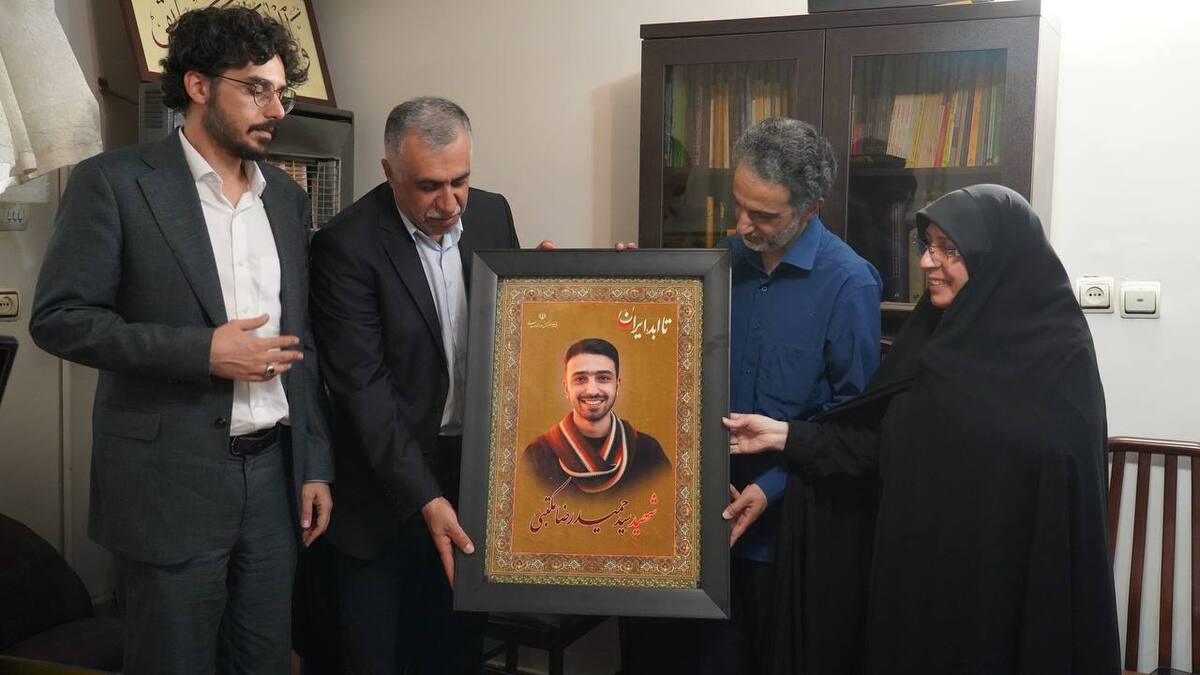 ادای احترام به خانواده شهید بازی‌ساز جنگ تحمیلی ۱۲ روزه