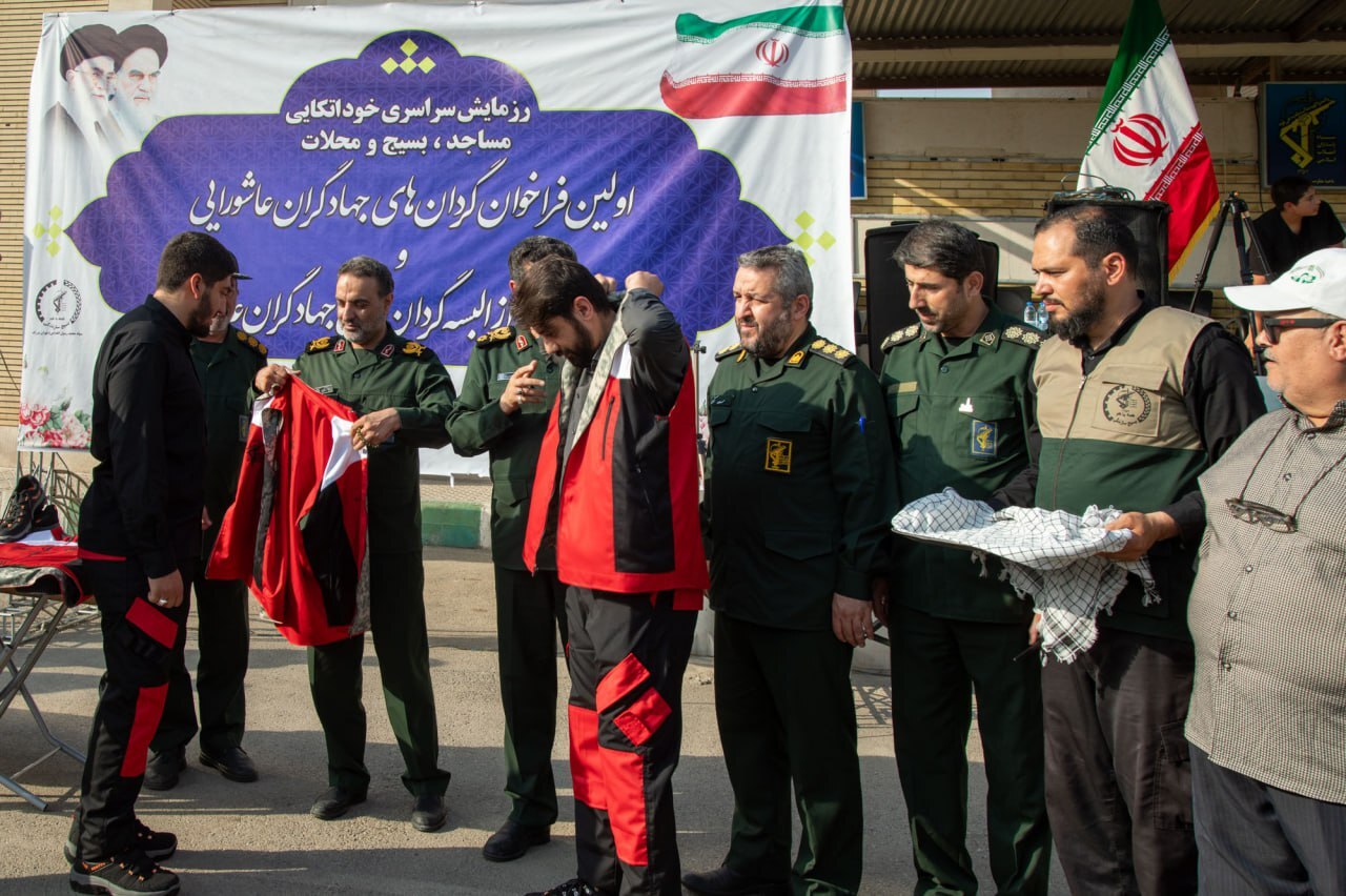 رونمایی از لباس گردان&zwnj;های جهادگران عاشورایی در تهران/ سردار زهرایی: این گردان&zwnj;ها دو منظوره&zwnj;اند، سردار حسن&zwnj;زاده: رزمایش بزرگ در هفته دفاع مقدس برگزار می&zwnj;شود