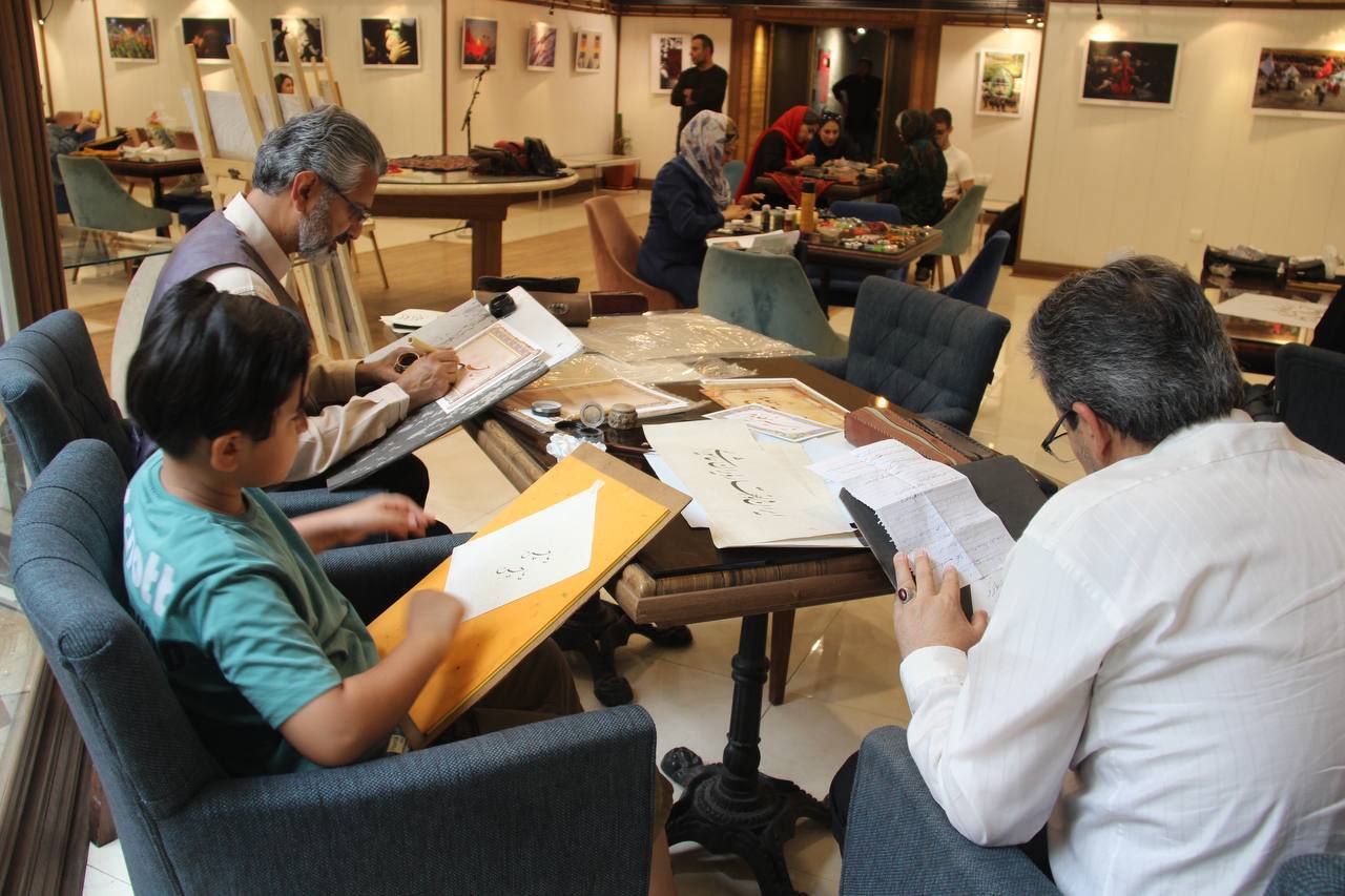 هنر در خدمت معنای عاشورایی؛ روایت سنت و معنا از قلمزنی تا سوزندوزی هنر در خدمت معنای عاشورایی؛ روایت سنت و معنا از قلمزنی تا سوزندوزی