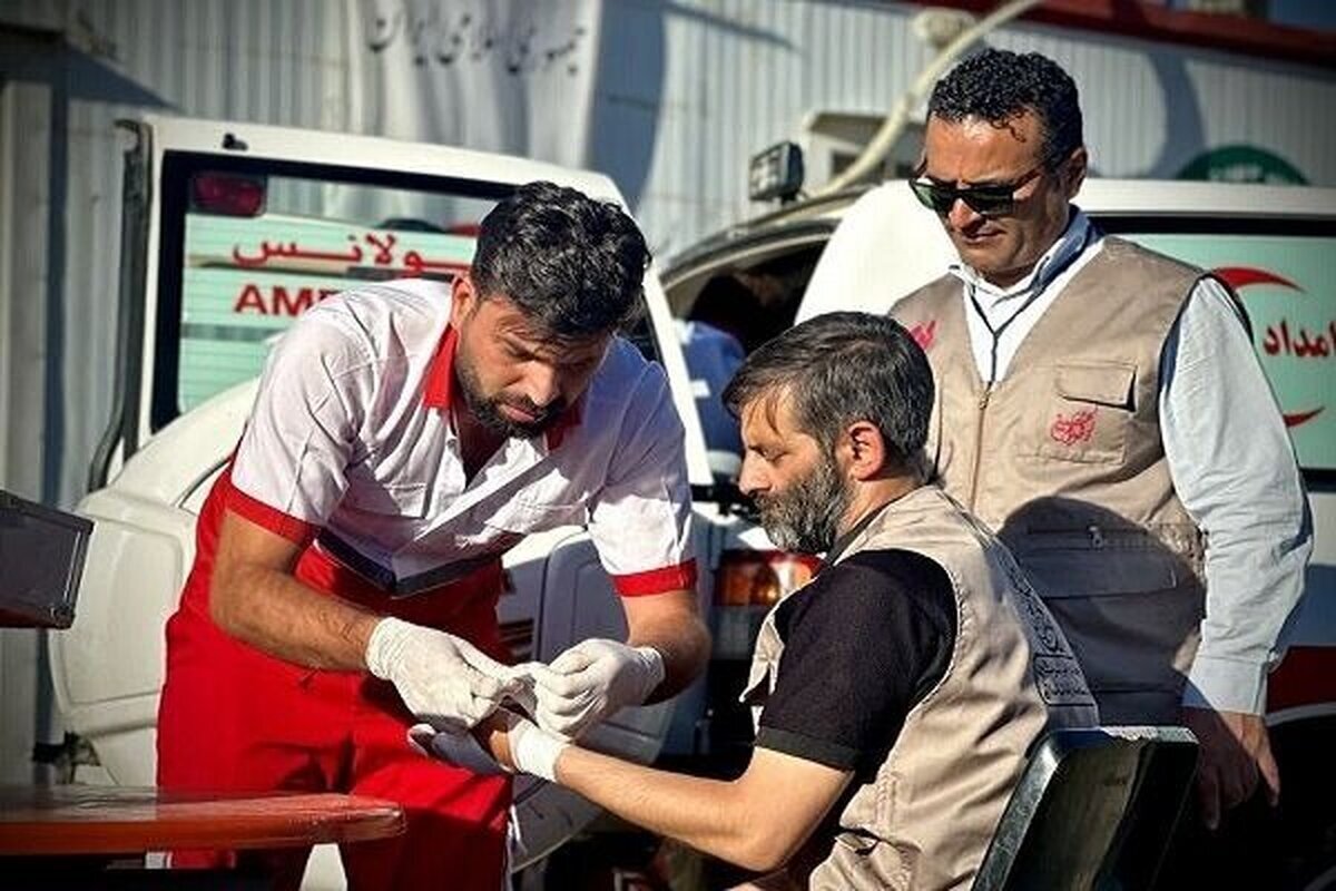 خدمت بیچشمداشت امدادگران در گرمای داغ اربعین