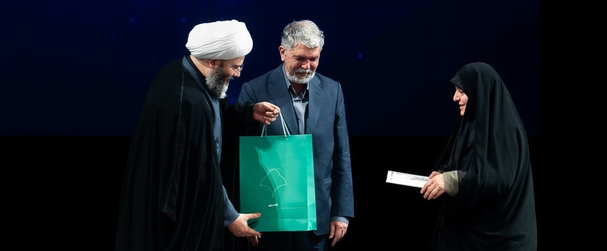 خانواده شهدای هسته‌ای کشور در همایش «از ایران بخوان» تجلیل شدند