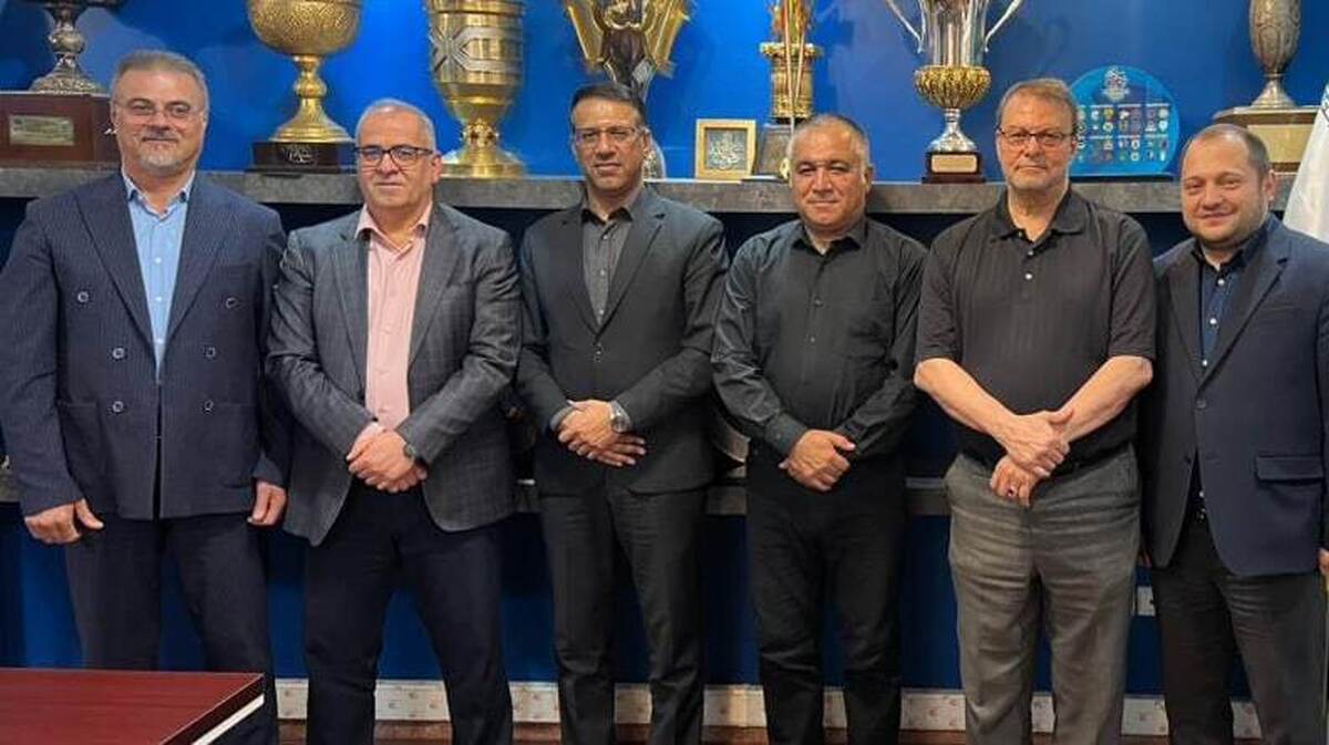 اکبرپور:پارسال شهریاری استقلال را به آن روز انداخت امسال نوبت تاجرنیا است  آقایان؛ مدیریت بلد نیستید بفرمایید بیرون!