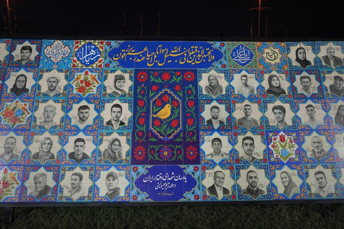 نصب تصاویر شهدای جنگ تحمیلی ۱۲ روزه در «محرم شهر»