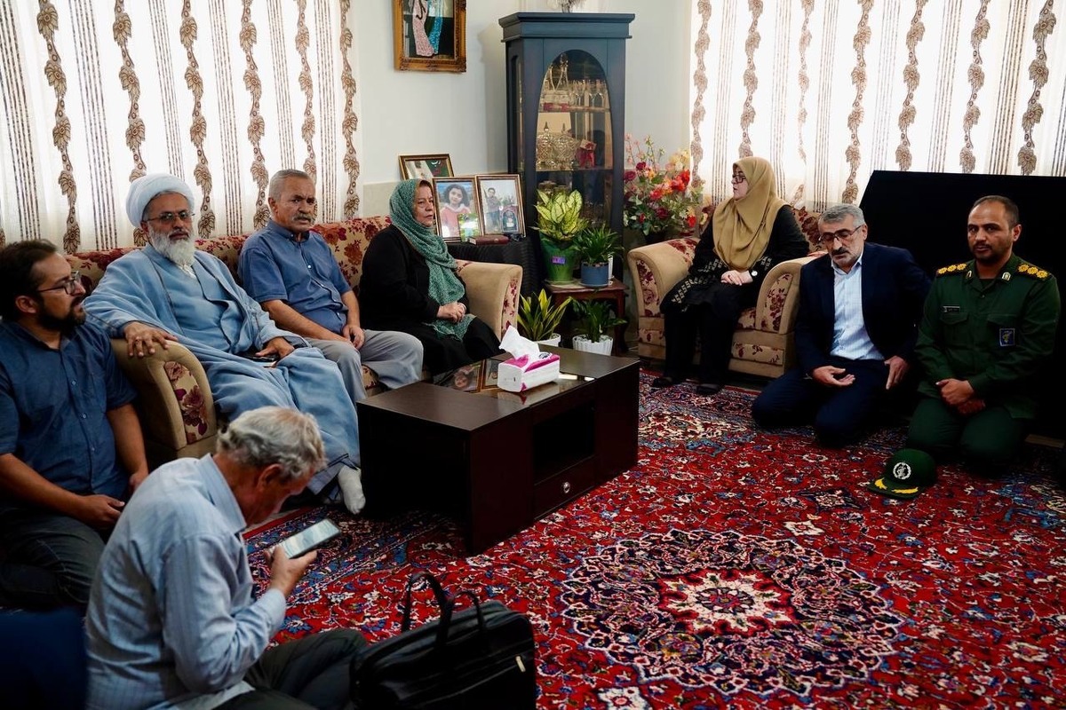 دیدار سخنگوی دولت با خانواده شهیدان زینلی