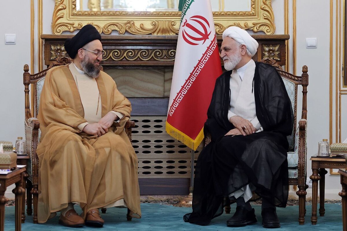 ایران اسلامی هرگز تسلیم نظام سلطه نمی‌شود  نسبت به تحرکات و توطئه‌های دشمنان هوشیار هستیم