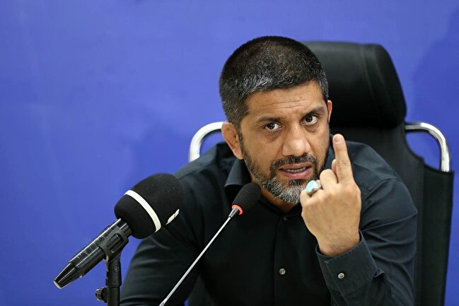 دبیر: می‌گویند چرا ورزشکاران سلام نظامی می‌دهند، خدا را شکر دشمنان ما از احمق‌ها هستند