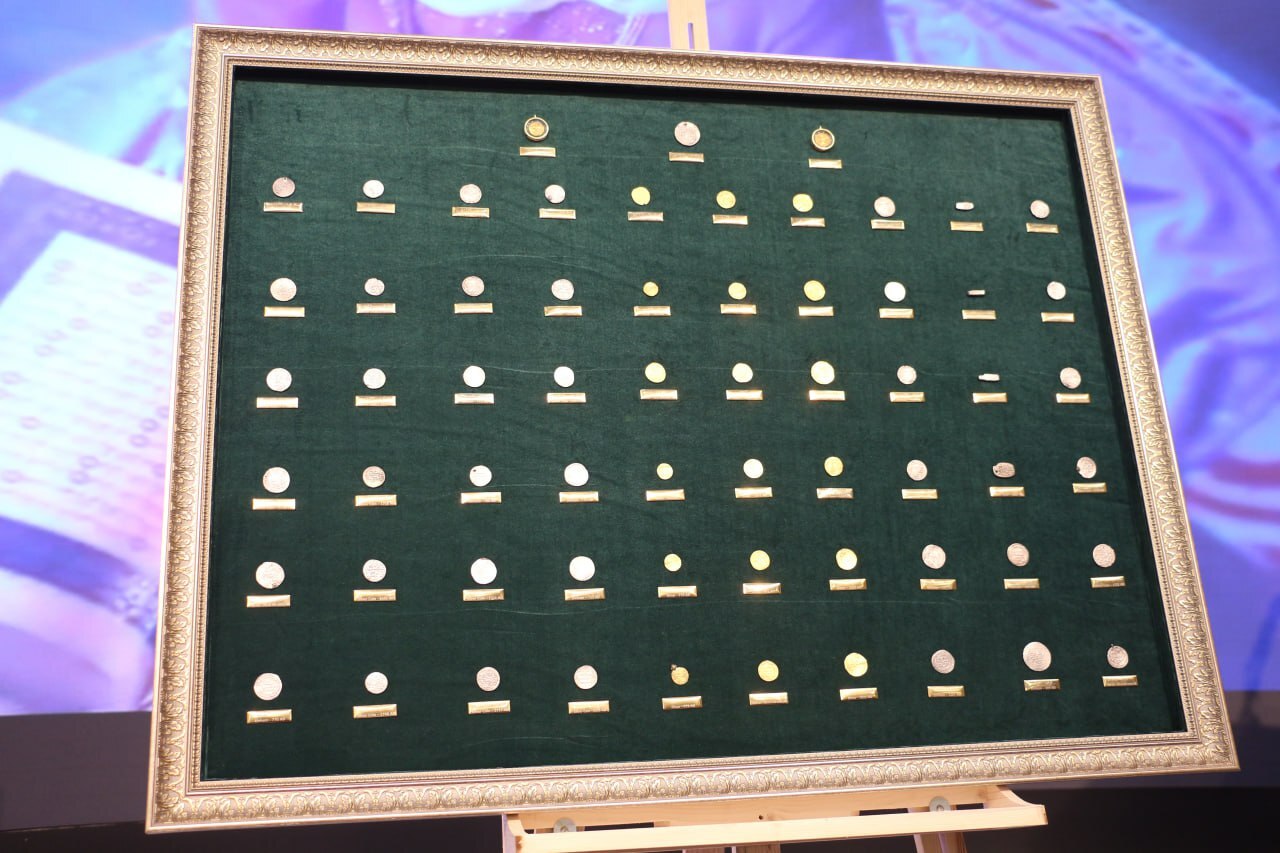 رونمایی از ۶۳ سکه منقش به نام پیامبر اکرم (ص)، از هخامنشیان تا قاجار رونمایی از ۶۳ سکه منقش به نام پیامبر اکرم (ص)، از هخامنشیان تا قاجار