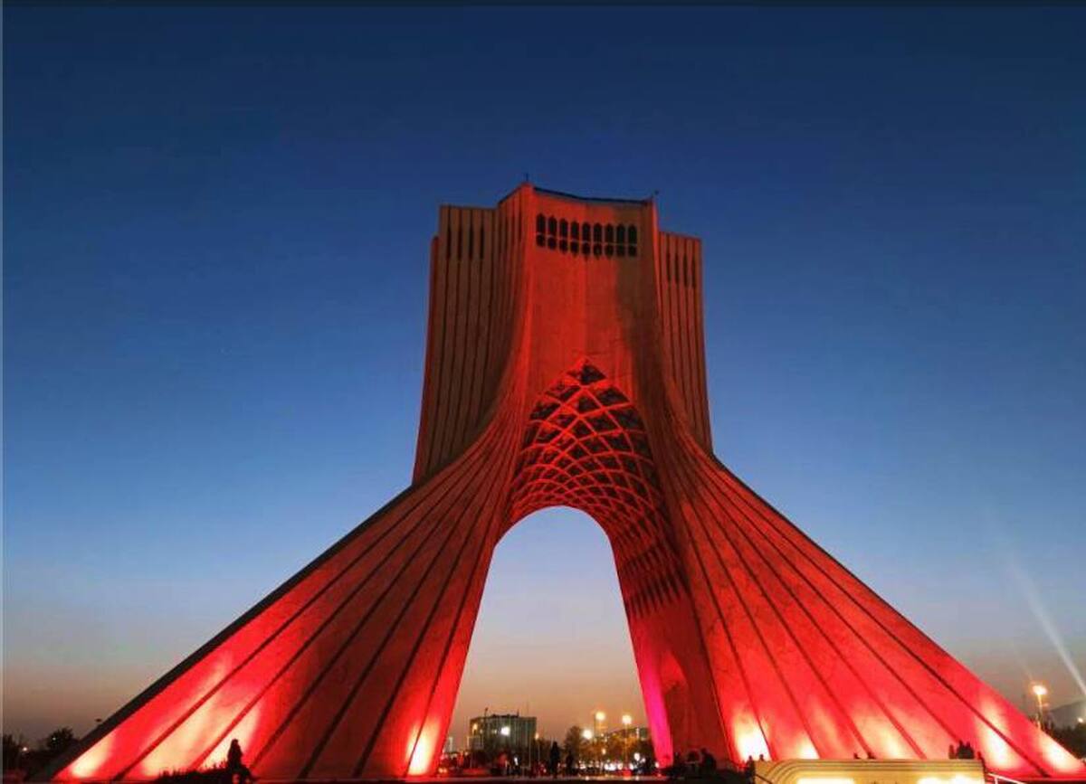 برج آزادی به خون نشست