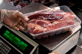 نبض بازار گوشت قرمز دست دلالان/نگرانی از کاهش تولید، افزایش قیمت و چالش‌های واردات