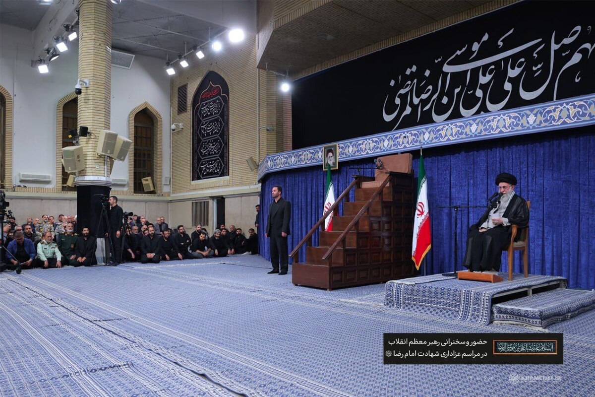 رهبر انقلاب در مراسم عزاداری شهادت امام رضا(ع): دشمن نمیتواند ملت ایران را با جنگ به زانو درآورد حفظ اتحاد ملی وظیفهای همگانی است