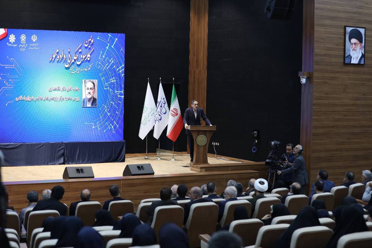 نگاهداری: نخبگی یعنی توان حل مسأله برای جامعه، توان پیوند آرمان‌ها با واقعیت و مسئولیت پذیری