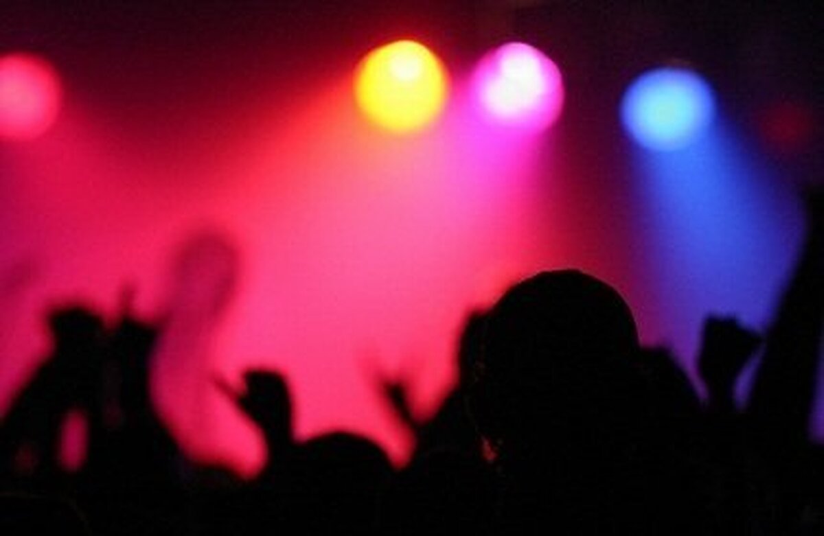 شادی فروشی یا نشاط واقعی؟  پشت پرده لبخندهای لحظه‌ای در جامعه امروز