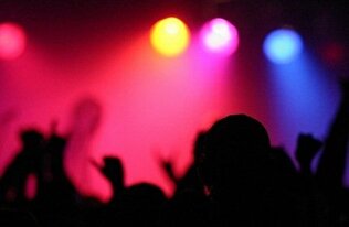 شادی فروشی یا نشاط واقعی؟/ پشت پرده لبخندهای لحظه‌ای در جامعه امروز