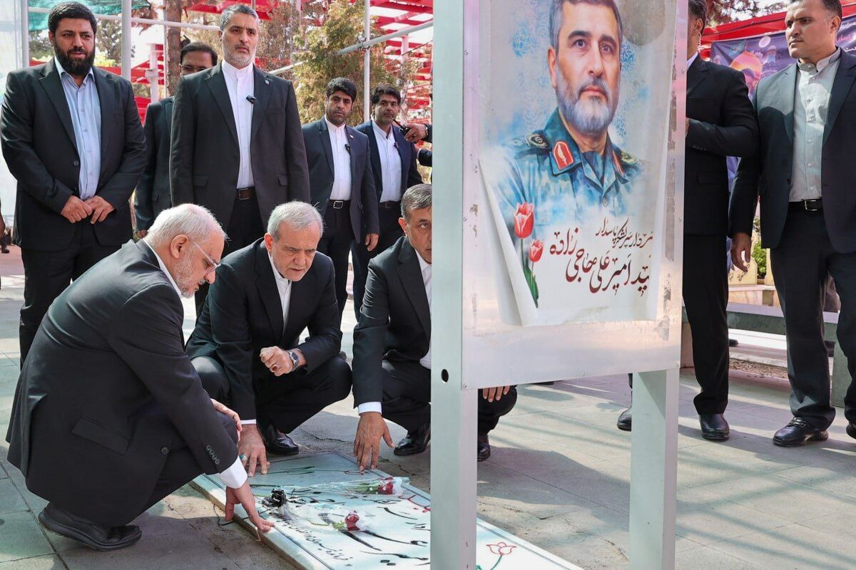 حضور پزشکیان بر مزار سرلشکر شهید حاجیزاده