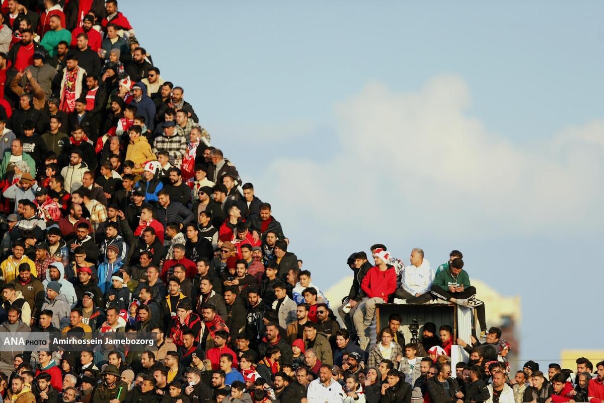 تشویق حسینی در روز نشان دادن دلار به نیازمند شعار هواداران پرسپولیس علیه درویش+فیلم
