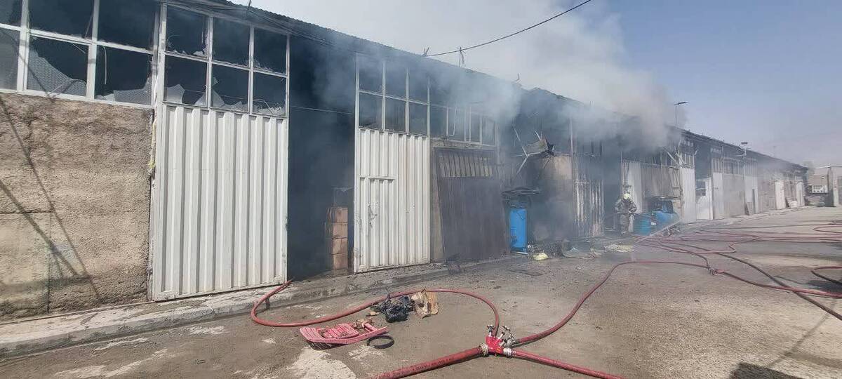 آتش‌سوزی ۲ سوله تولید ساعت دیواری در جاده خاوران+فیلم