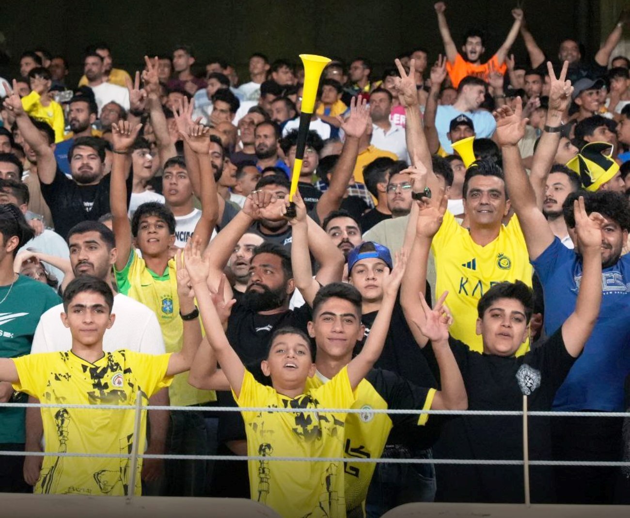 از شعار هواداران پرسپولیس علیه هاشمیان تا خودزنی ملی پوش استقلال/ فرار از مرگ تماشاگران فجرسپاسی