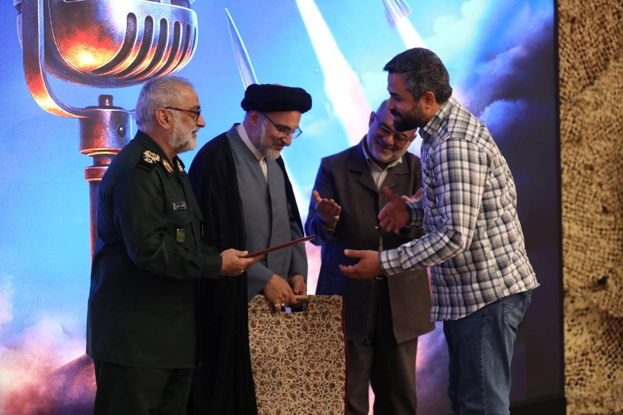 رونمایی از مستند رادیویی «شهدای دفاع مقدس ۲» و کتاب «پرواز بیانتها» رونمایی از مستند رادیویی «شهدای دفاع مقدس ۲» و کتاب «پرواز بیانتها»