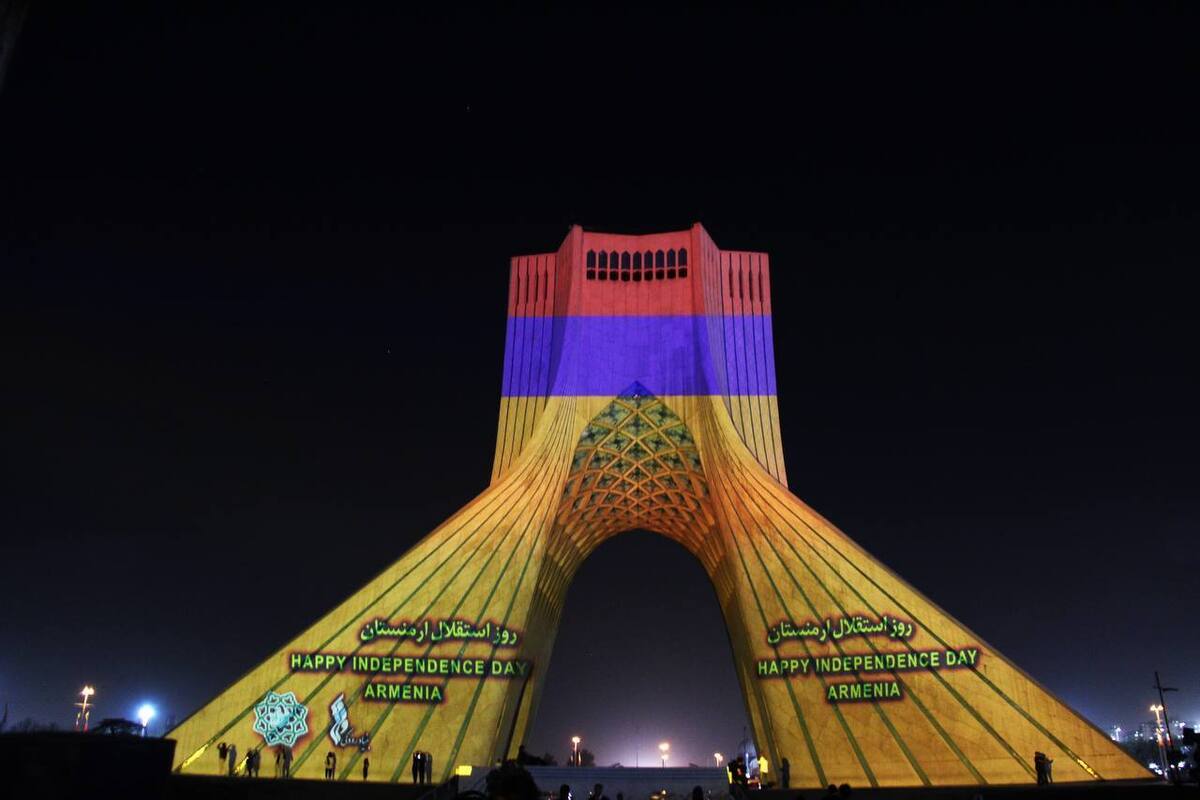 رنگ‌های پرچم ارمنستان در قلب تهران