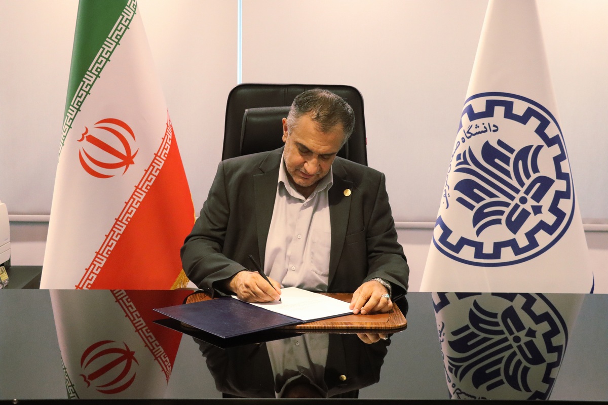بخش مهمی از اعتبار دانشگاه شریف مرهون کارمندان است