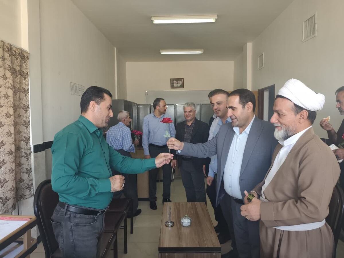رئیس دانشگاه آزاد بوکان خطاب به کارمندان: ستونهای اصلی دانشگاه هستید