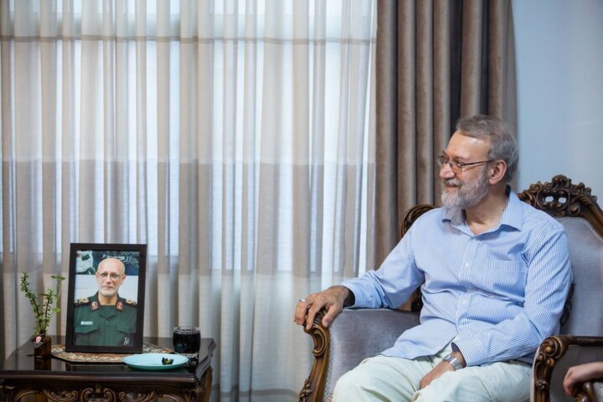 حضور لاریجانی در منزل شهیدان محرابی و شادمانی