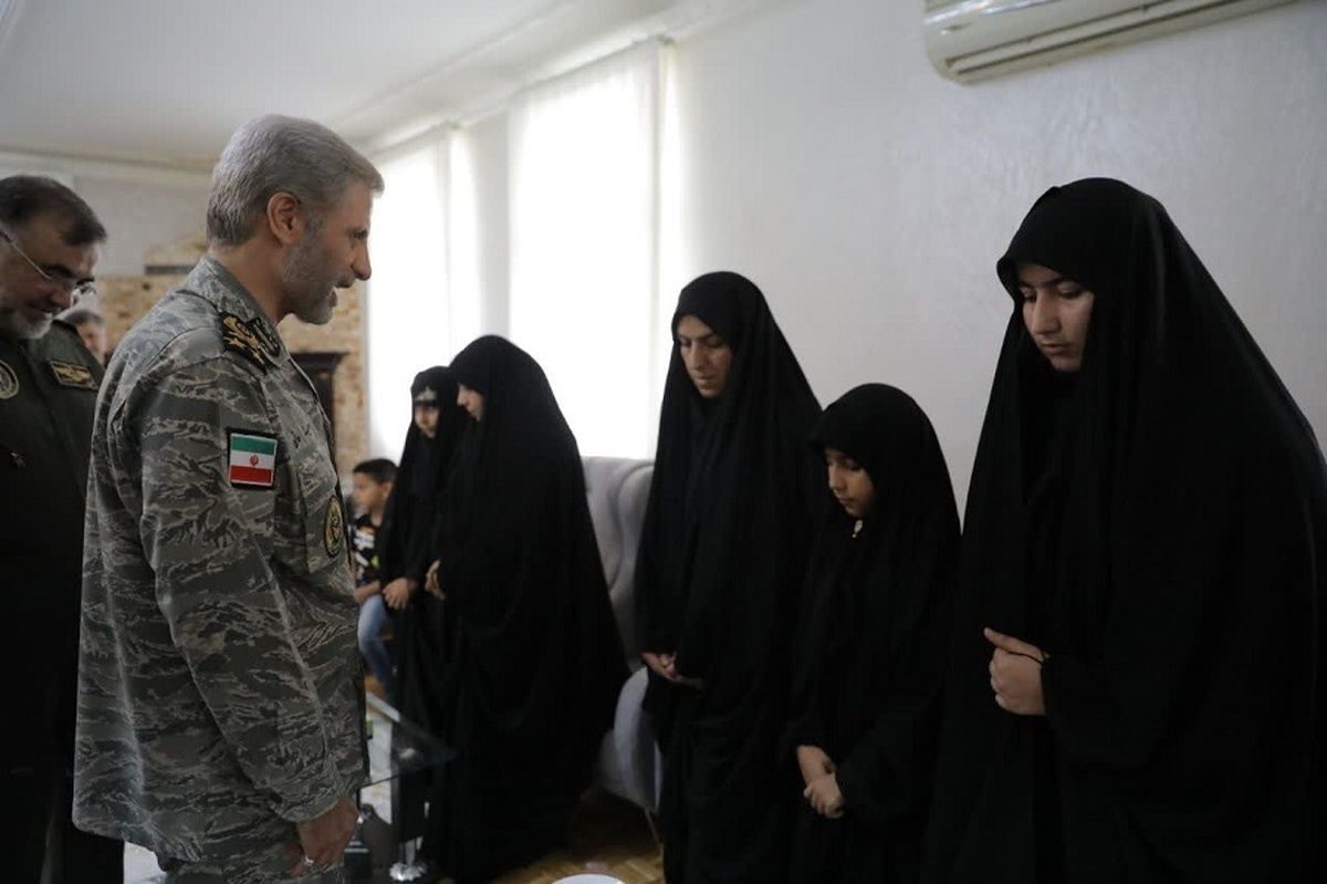امیر سرلشکر حاتمی در دیدار با خانواده معظم شهدای ارتش: ملت ایران با انسجام و مقاومت، توطئههای دشمن را در هم شکست