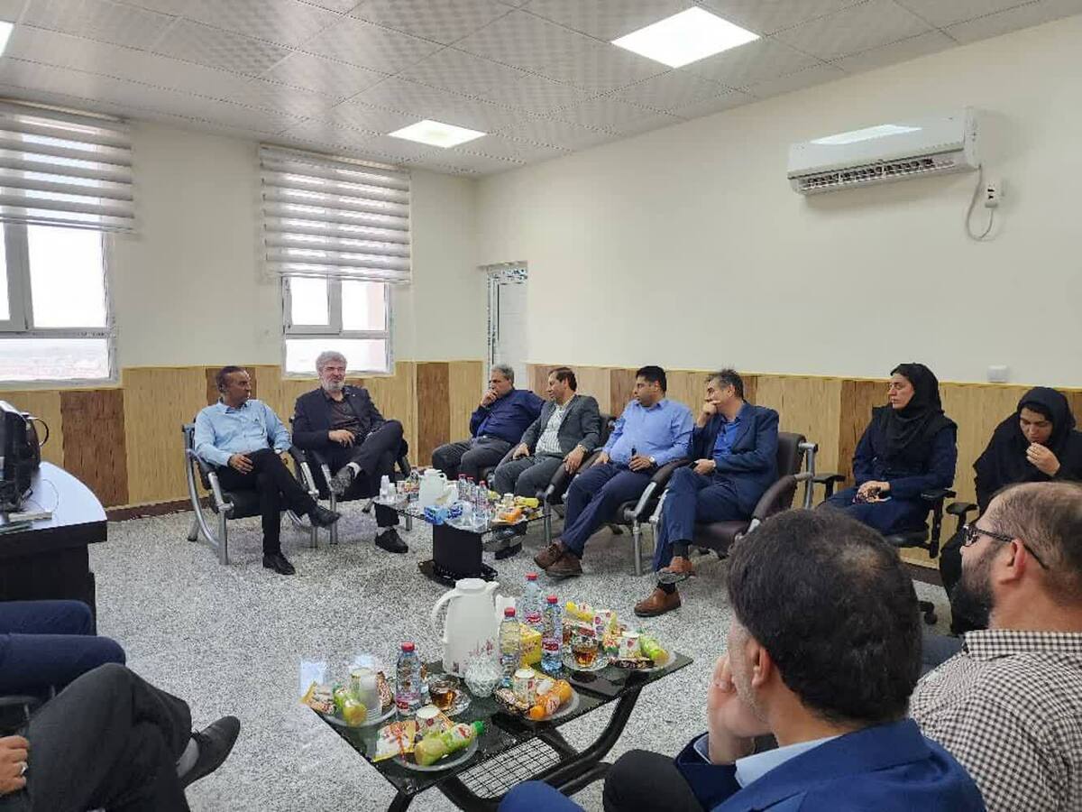 تبادل‌نظر پیرامون مسائل جاری دانشگاه آزاد؛ تأکید بر بهره‌گیری از ظرفیت‌ها برای توسعه مرکز بندرخمیر