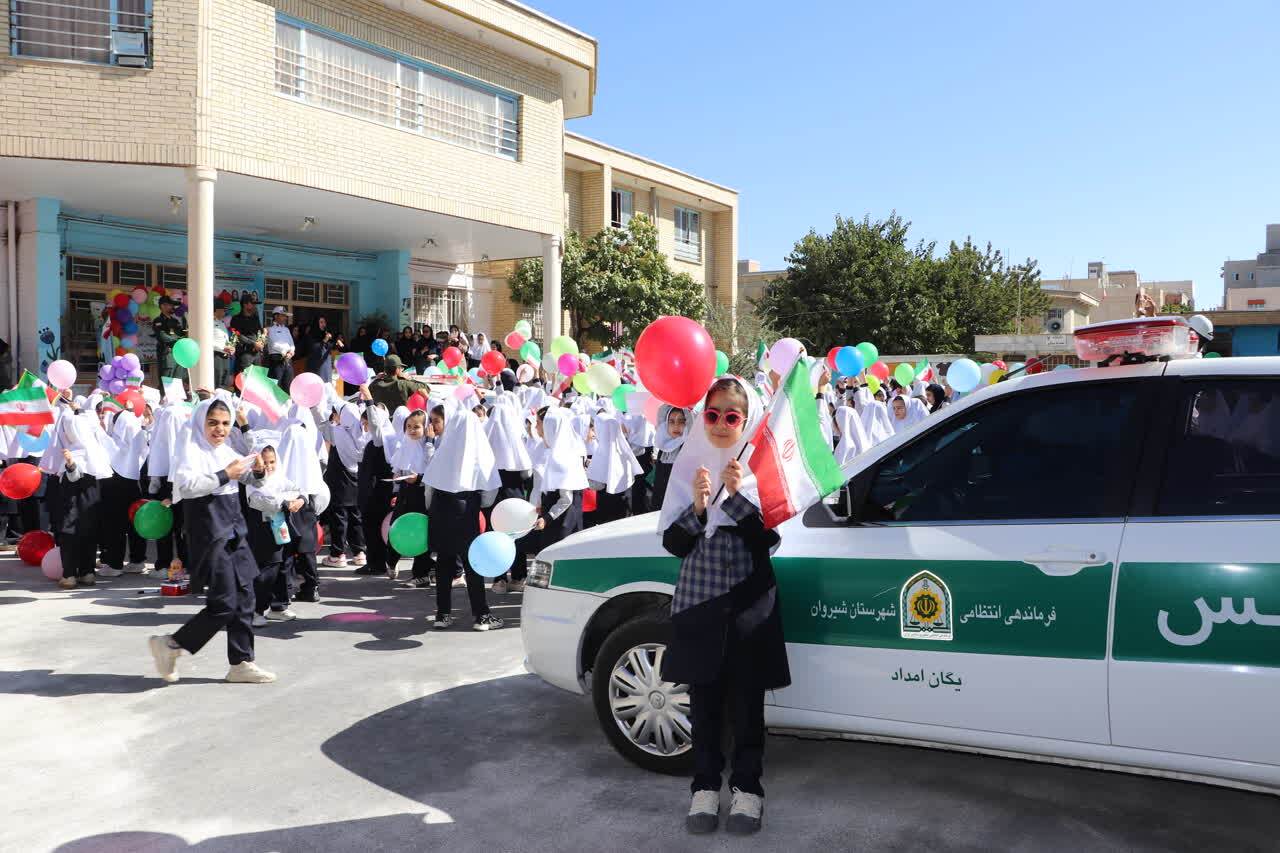 همبستگی نسل جوان با نظم و قانون؛ قدردانی دانشآموزان از خدمات پلیس با اهدای گل همبستگی نسل جوان با نظم و قانون؛ قدردانی دانشآموزان از خدمات پلیس با اهدای گل