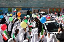 همبستگی نسل جوان با نظم و قانون؛ قدردانی دانش‌آموزان از خدمات پلیس با اهدای گل